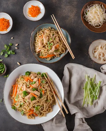 Chinesische gebratene Nudeln mit Hühnchenfleisch Ei und Gemüse