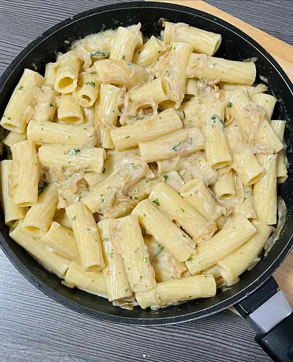 Pasta mit karamellisierten Zwiebeln