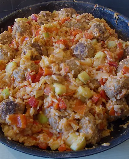 Tomaten-Bratreis mit Reisbällchen