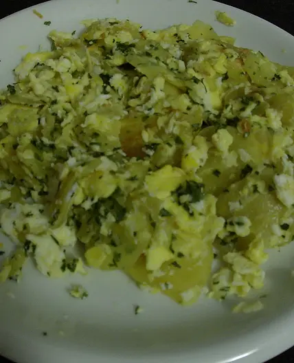 Rührei mit Kartoffelscheiben