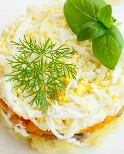 Cалат с шампиньонами, ветчиной и сыром