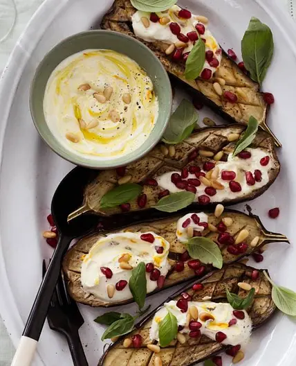 Geroosterde Aubergine met saffraan yoghurt & parelcouscous