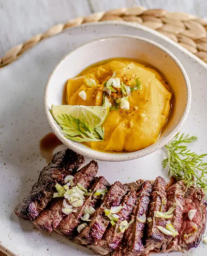 Steak et mousseline de carottes à la coriandre