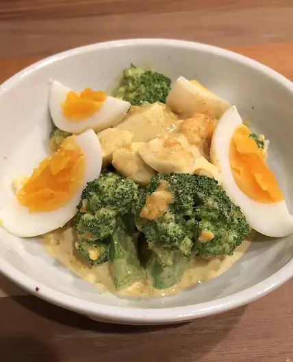 西蘭花雞蛋沙拉 佐 咖哩美乃滋醬