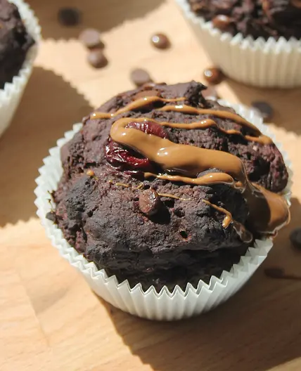 Proteinreiche vegane Schoko-Kirsch Frühstücks-Muffins