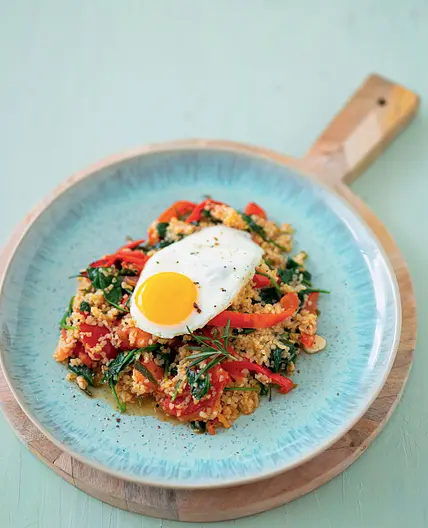 Spinat-Bulgur mit Spiegelei