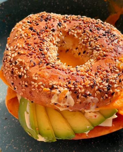 Bagel Sandwich Hack (Spicy Egg, Avocado and Cheese)