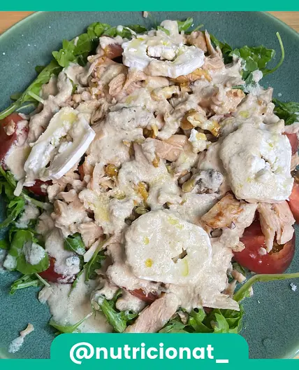 Ensalada de pollo con salsa de anacardos