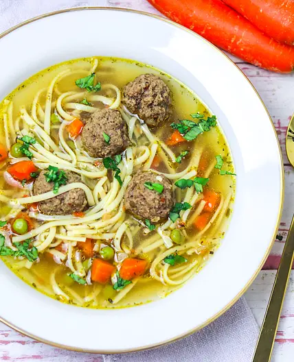 Nudelsuppe mit Fleischbällchen