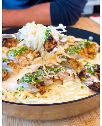 GARLIC PARMESAN CHICKEN ALFREDO