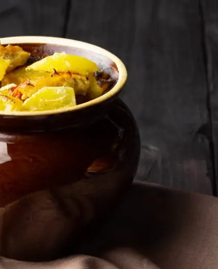 Куриные сердечки с картошкой в горшочках
