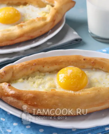 Хачапури по-аджарски с адыгейским сыром