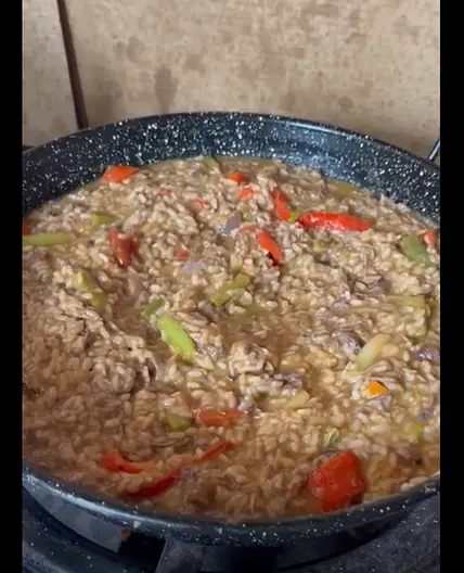 Arroz meloso de carrillera, pimiento rojo y ajos tiernos.