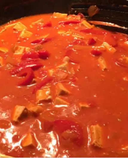 Curry z pomidorami i tofu wędzonym (przepis Artura)