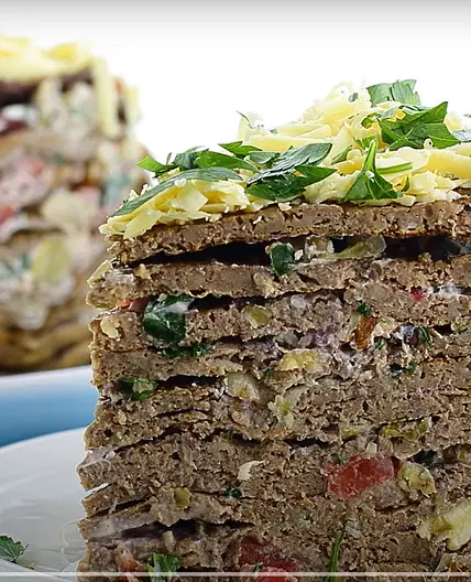 ЗАКУСОЧНЫЙ ПЕЧЁНОЧНЫЙ ТОРТ С БАКЛАЖАНАМИ, ПОМИДОРАМИ И ОРЕХАМИ