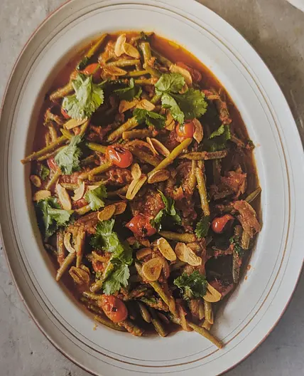 Braised green beans with tomato, cardamom and garlic (Ottolenghi test kitchen)