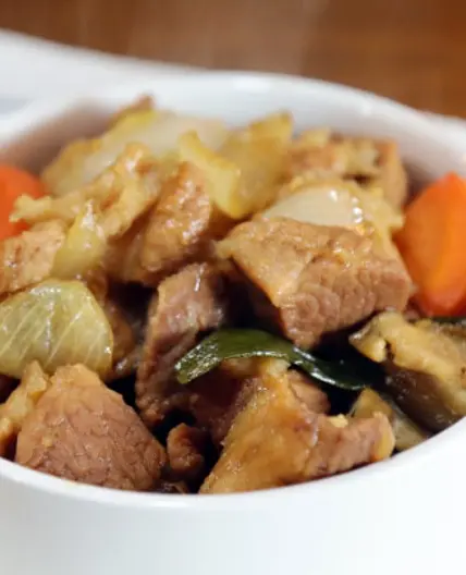 저렴한 돼지고기 사태로 부드러운 갈비찜 만드세요.