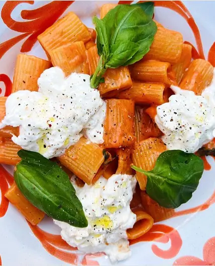 Pasta met cherrytomatensaus en burrata