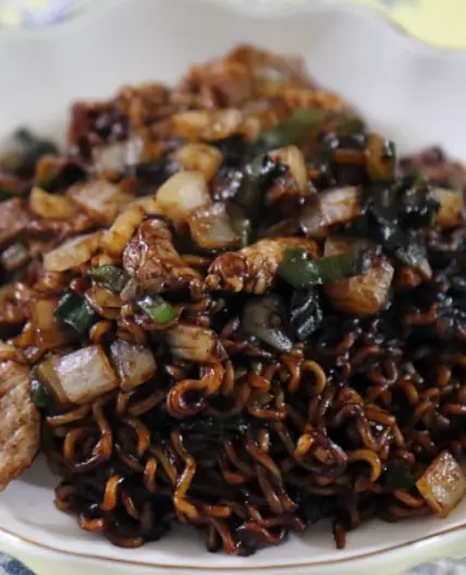 라면사리로 맛있는 짜장면 만드세요.
