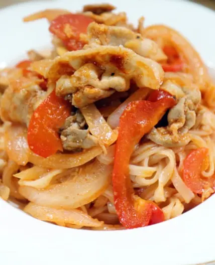 칼국수에 케찹 넣고 볶아 보세요. 새콤달콤 맛있어집니다.