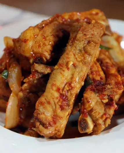 매콤한 돼지 등갈비조림 부담 없어서 좋아요.