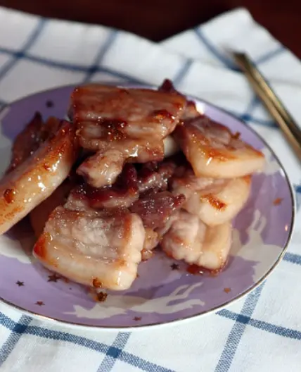 동남아의 풍성한 맛을 담은 삼겹살 요리
