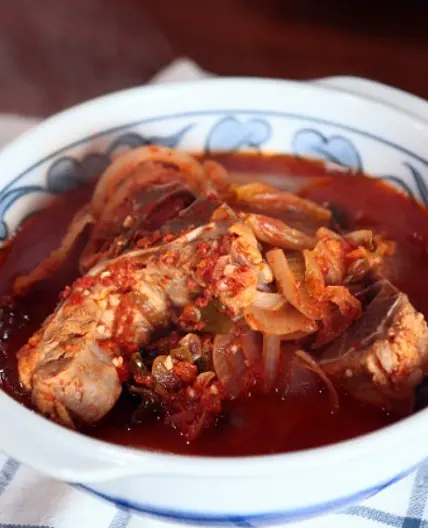 돼지등뼈 김치찌개 고기는 뜯고 국물은 비벼서 드세요.