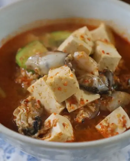 바다의 풍미를 담은 굴부두찌개
