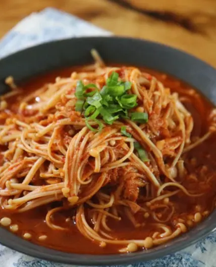 매콤한 맛이 매력적인 매운팽이버섯조림