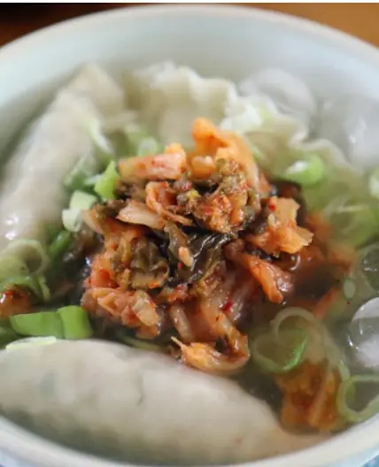 만둣국 시원하게 드세요.