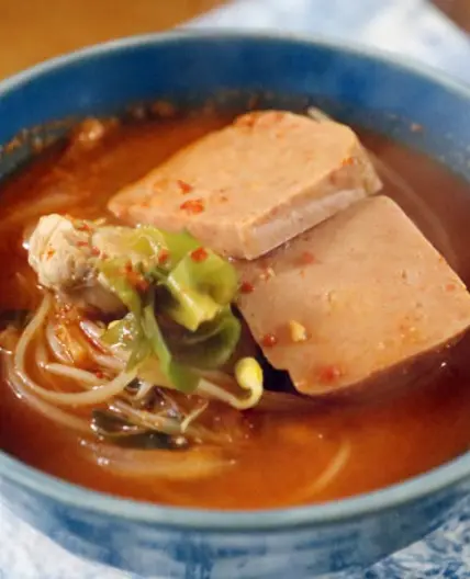 콩나물의 아삭함과 부대의 풍미, 콩나물부대찌개 레시피