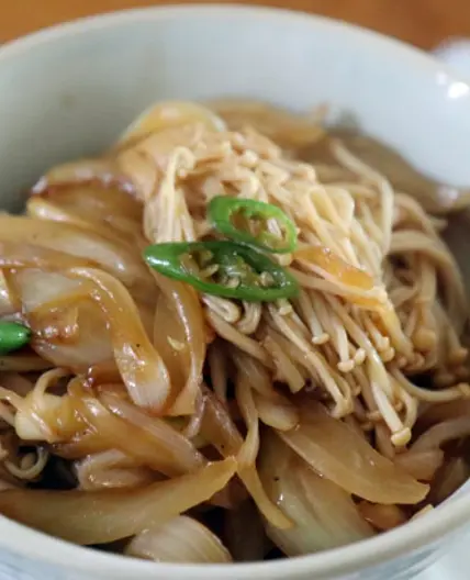 팽이버섯 양파 덮밥 간단하지만 맛있어요.