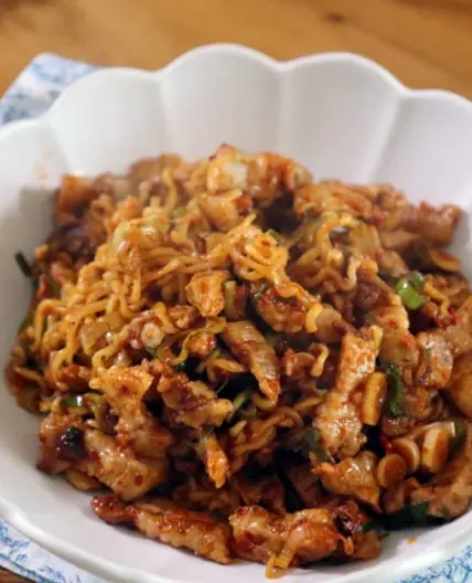 매콤하고 풍미 가득한 신라면 마제소바 레시피