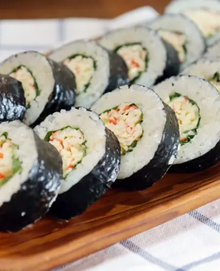크래미김밥 간단한 재료로 쉽게 만들지만 느끼하지 않아요.