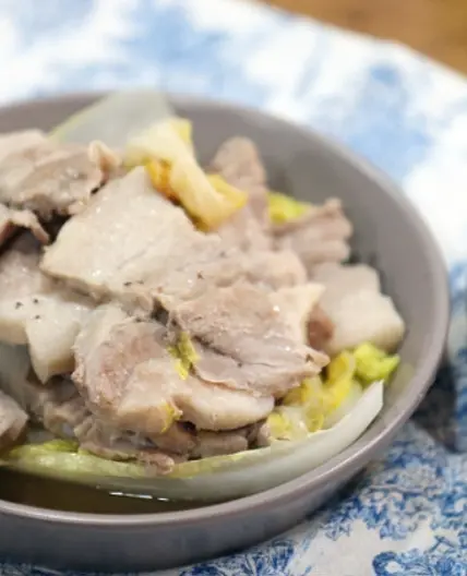 알배추에 삼겹살과 청주를 넣어 보세요.