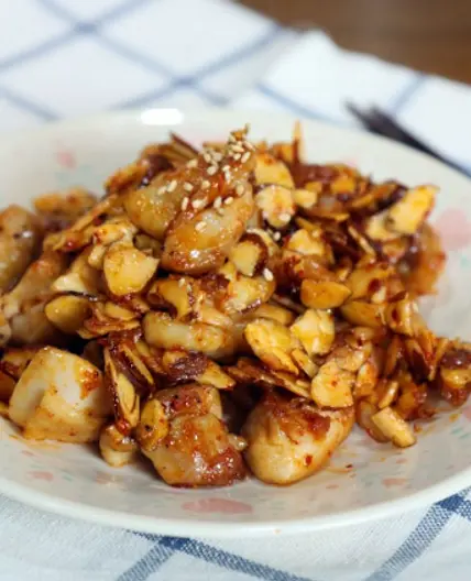 닭다리살에 견과류 넣어 보세요. 씹는 맛이 일품입니다.