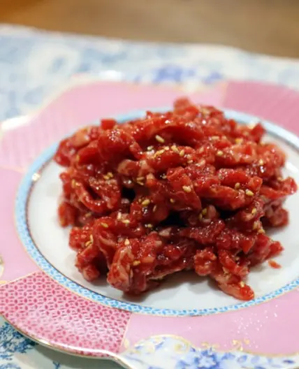 소고기 육회 단맛과 매콤한 맛이 일품이에요.