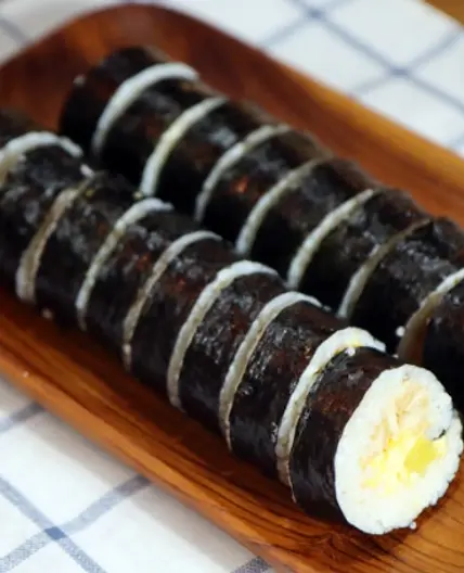 유부김밥 재료 3가지로 만드세요. 심플하지만 맛은 끝내줍니다.