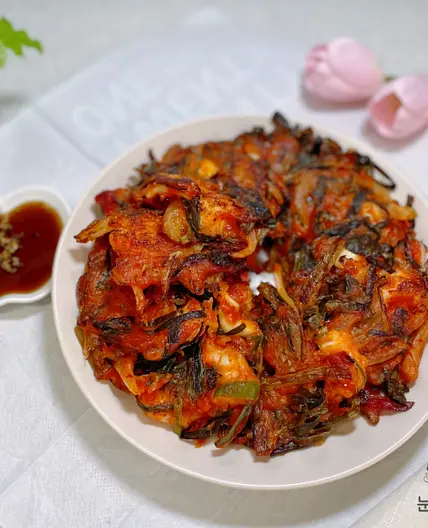 오징어와 새우를 넣어 바삭하고 맛있는 묵은파김치전 만들기