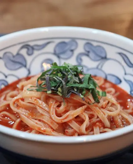 비빔칼국수 매콤달콤 국물 촉촉하게 만들어 보세요.
