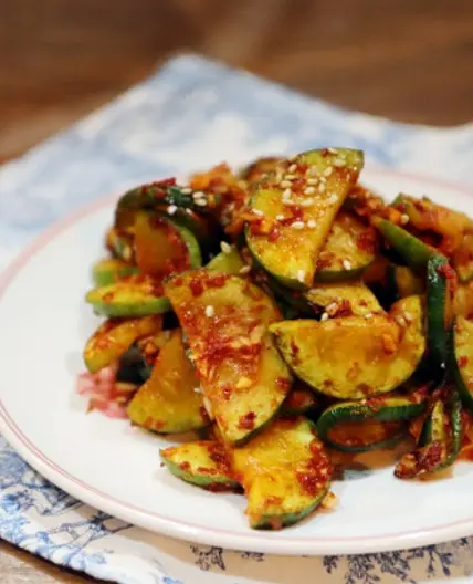 노릇노릇 구워서 만드는 애호박무침 만들어 보세요.