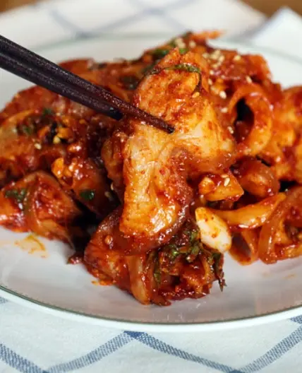 먹다 남은 족발을 활용하여 매콤한 족발무침 만들어 보세요.