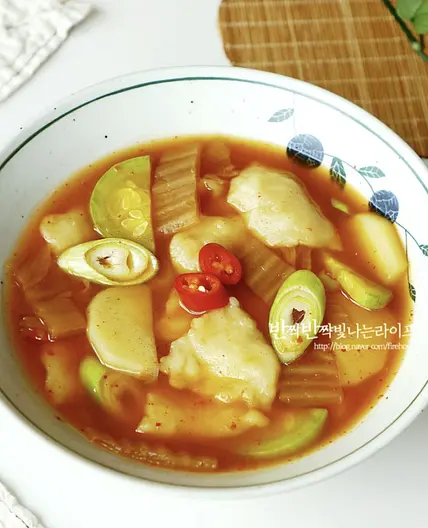 얼큰한 김치 수제비 만드는법