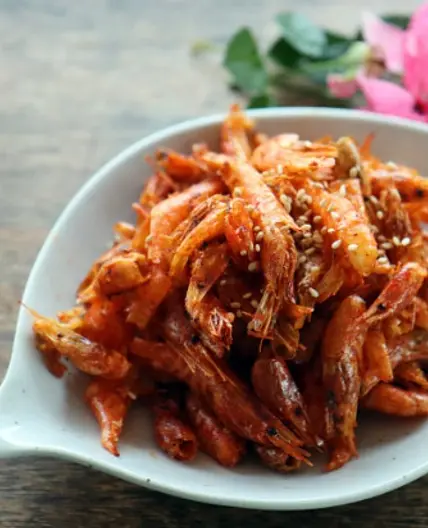 건새우 볶음 새우의 맛을 해지지 않게 볶아 봐요.