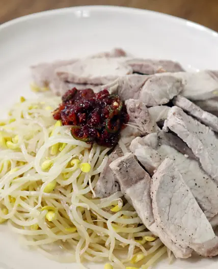 돼지고기 등심 아직 구워드세요? 콩나물 넣고 쪄 보세요.