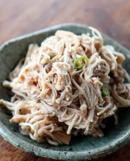 팽이버섯 샐러드로 드세요. 간단하지만 맛있는 샐러드가 됩니다.