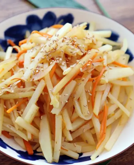 감자볶음 '이것'만 넣었는데 맛이 달라졌어요.