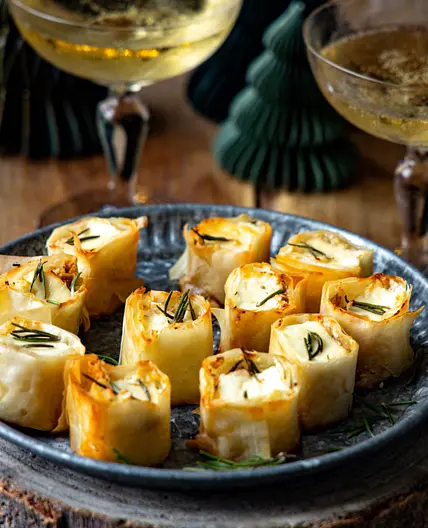 Bouchées croustillantes de pâte filo, feta, noix, miel et romarin