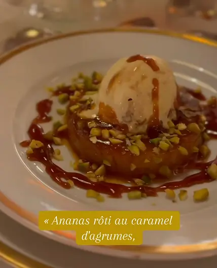 Ananas rôti au caramel d'agrume, pistaches et boule de glace