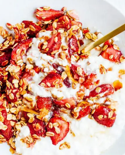 ROASTED STRAWBERRY COTTAGE CHEESE BOWL